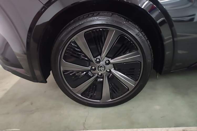 Used Toyota bZ5 2025 Model 550 PRO Right Rear Wheel Hub