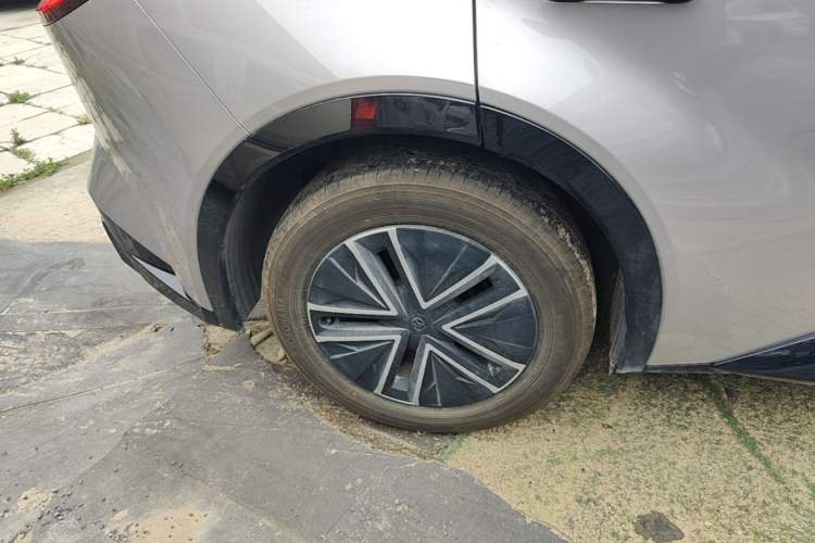 Used Toyota bZ5 2025 Model 550 JOY Right Rear Wheel Hub