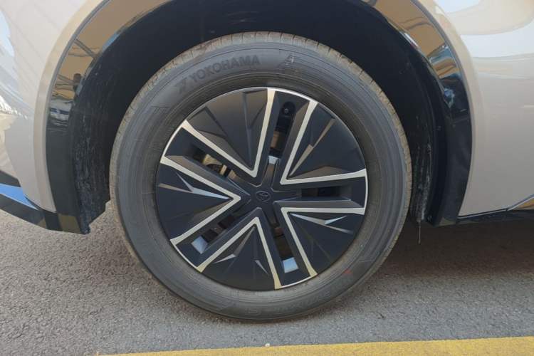 Used Toyota bZ5 2025 Model 550 JOY Right Rear Wheel Hub