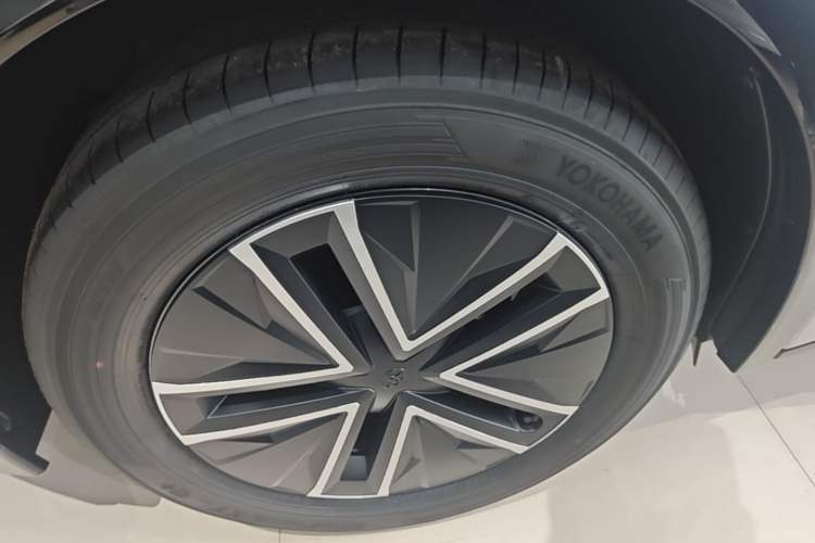 Used Toyota bZ5 2025 Model 550 JOY Right Rear Wheel Hub