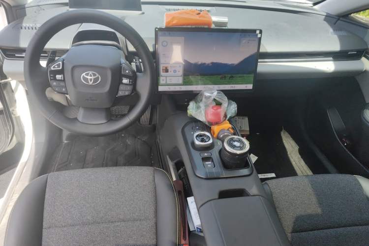 Used Toyota bZ5 2025 Model 550 JOY Center Console