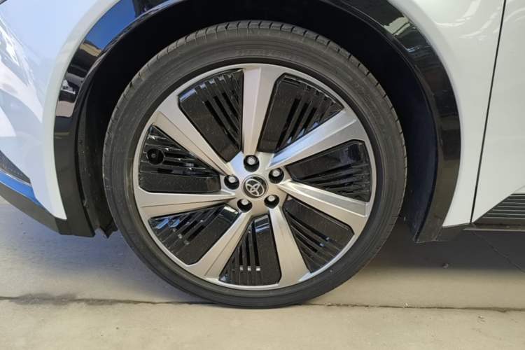 Used Toyota bZ5 2025 Model 550 PRO Left Front Wheel Hub