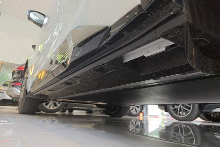 Used Toyota bZ5 2025 Model 550 PRO Smart Driving Edition Left Side Sill