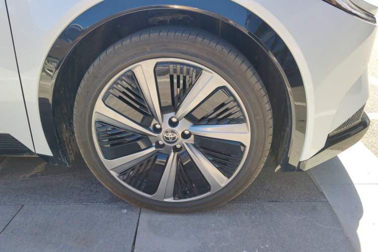 Used Toyota bZ5  Right Front Wheel Hub