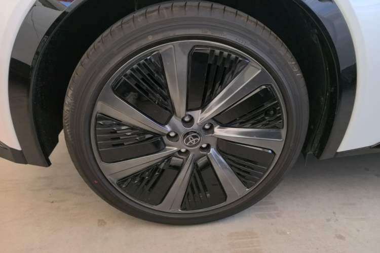 Used Toyota bZ5 2025 Model 550 PRO Right Rear Wheel Hub
