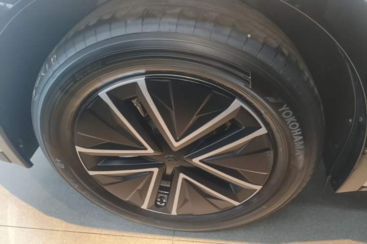 Used Toyota bZ5 2025 Model 550 JOY Right Rear Wheel Hub