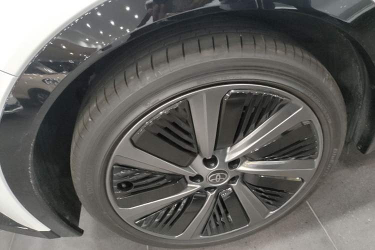 Used Toyota bZ5 2025 Model 550 PRO Right Rear Wheel Hub