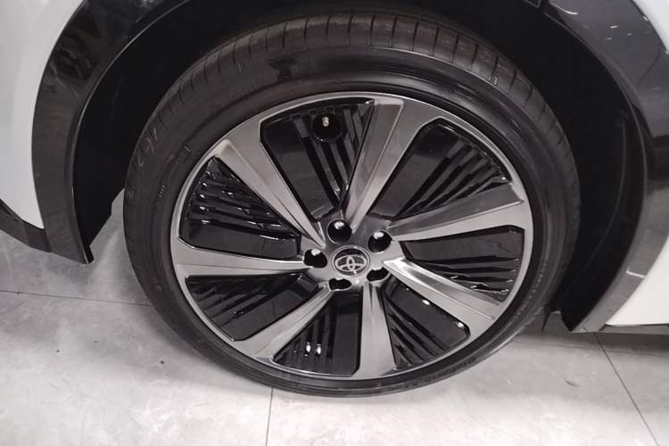 Used Toyota bZ5 2025 Model 550 PRO Right Rear Wheel Hub