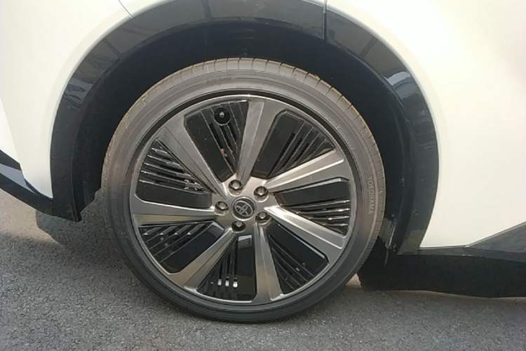 Used Toyota bZ5 2025 Model 550 PRO Right Rear Wheel Hub