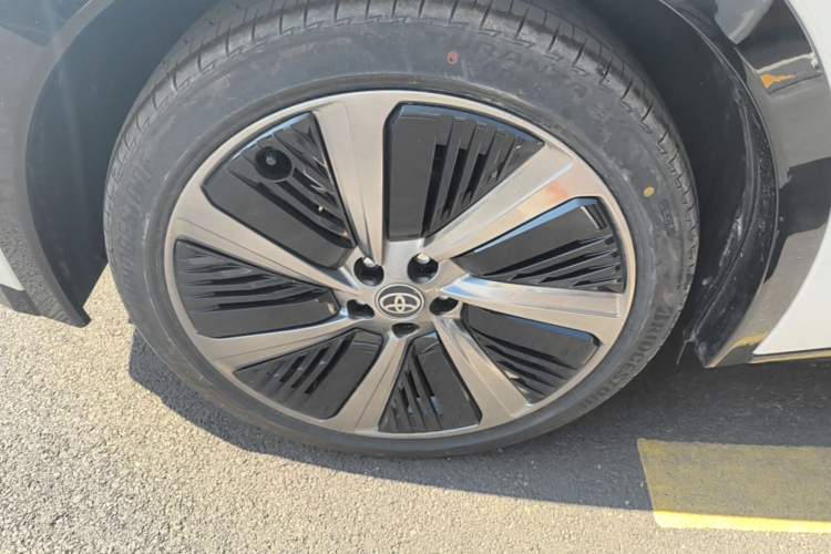 Used Toyota bZ5 2025 Model 550 PRO Right Rear Wheel Hub