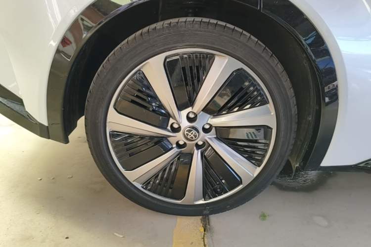 Used Toyota bZ5 2025 Model 550 PRO Right Rear Wheel Hub