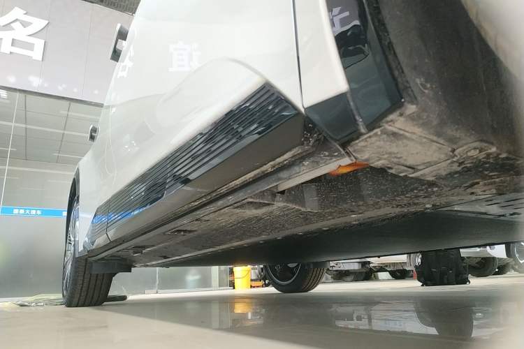 Used Toyota bZ5 2025 Model 550 PRO Smart Driving Edition Right Side Sill