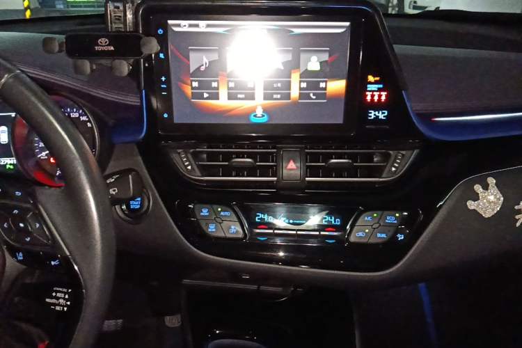 Used Toyota C-HR 2018 2.0L Luxury Sunroof Version China V Emission Standard Audio And AC Panel
