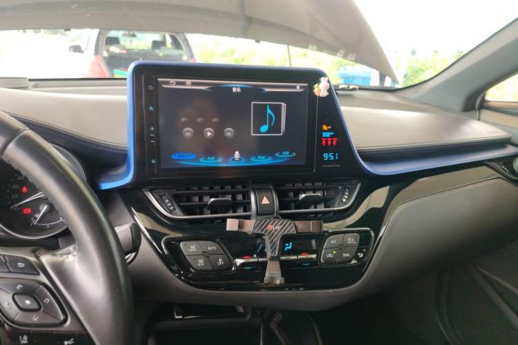 Used Toyota C-HR 2018 2.0L Luxury Sunroof Version China VI Standard Audio And AC Panel