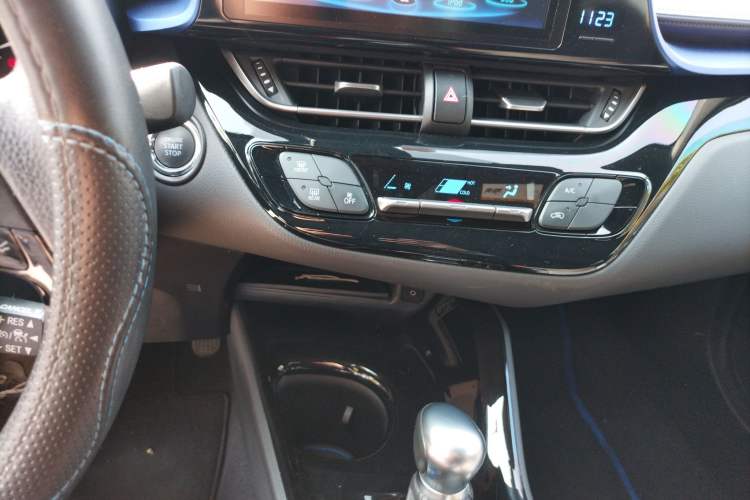 Used Toyota C-HR 2018 2.0L Leading with Sunroof China V Standard Audio And AC Panel