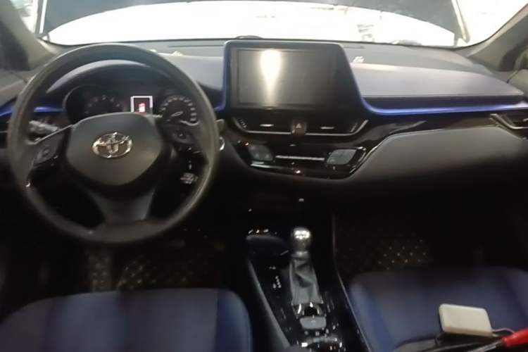 Used Toyota C-HR 2018 2.0L Leading with Sunroof China VI Standard Center Console