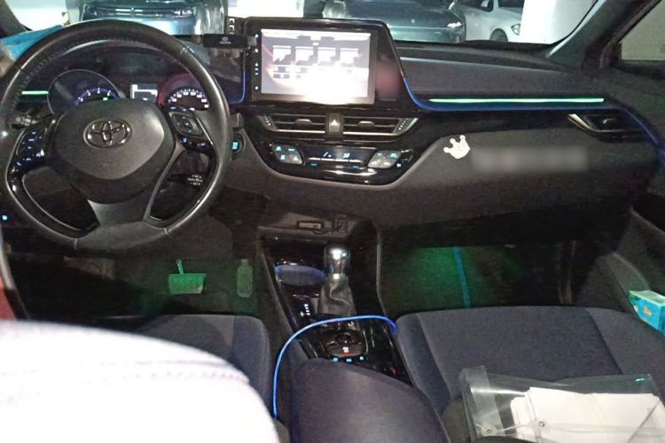 Used Toyota C-HR 2018 2.0L Luxury Sunroof Version China V Emission Standard Center Console