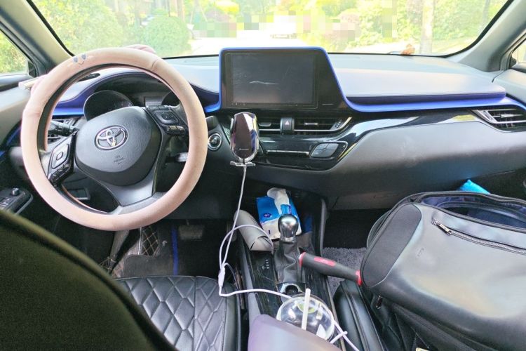 Used Toyota C-HR 2018 2.0L Leading with Sunroof China VI Standard Center Console