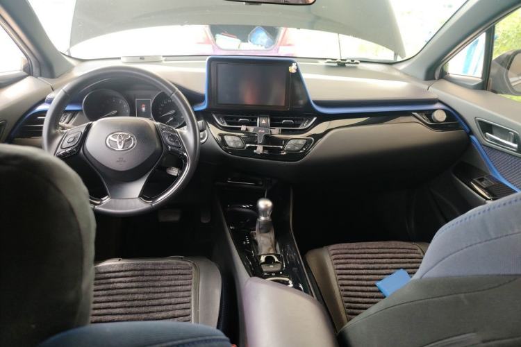 Used Toyota C-HR 2018 2.0L Luxury Sunroof Version China VI Standard Center Console