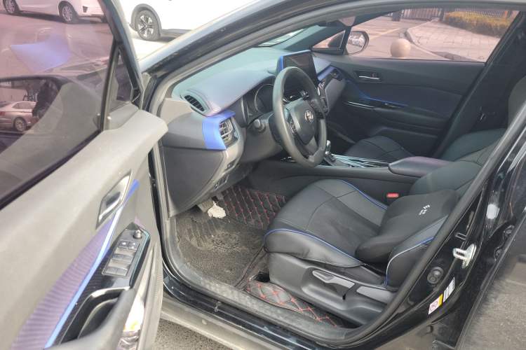 Used Toyota C-HR 2018 2.0L Leading with Sunroof China VI Standard Driver Seat