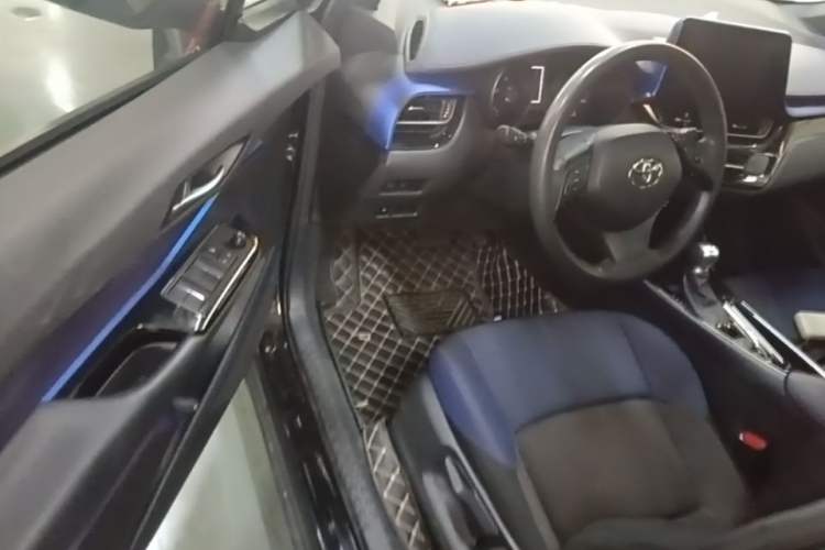 Used Toyota C-HR 2018 2.0L Leading with Sunroof China VI Standard Driver Seat