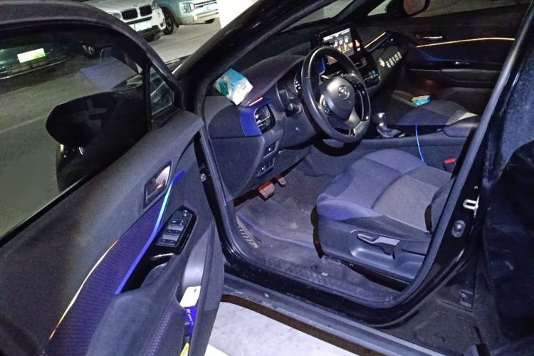 Used Toyota C-HR 2018 2.0L Luxury Sunroof Version China V Emission Standard Driver Seat