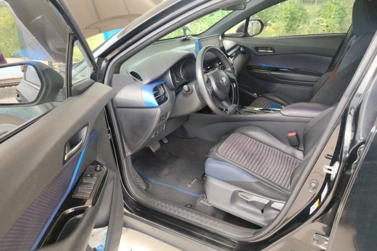Used Toyota C-HR 2018 2.0L Luxury Sunroof Version China VI Standard Driver Seat
