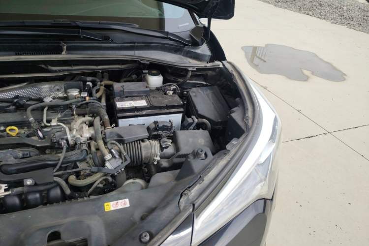 Used Toyota C-HR 2018 2.0L Luxury Sunroof Version China VI Standard Engine Bay Left