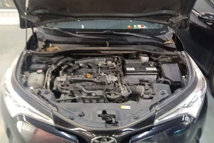 Used Toyota C-HR 2018 2.0L Leading with Sunroof China VI Standard Engine Bay