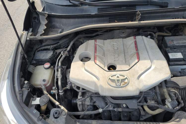Used Toyota C-HR 2018 2.0L Leading with Sunroof China VI Standard Engine Bay Right