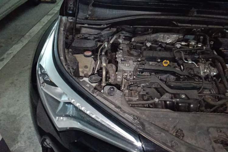 Used Toyota C-HR 2018 2.0L Luxury Sunroof Version China V Emission Standard Engine Bay Right
