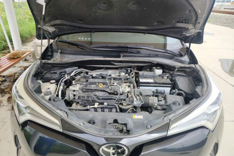 Used Toyota C-HR 2018 2.0L Luxury Sunroof Version China VI Standard Engine Bay