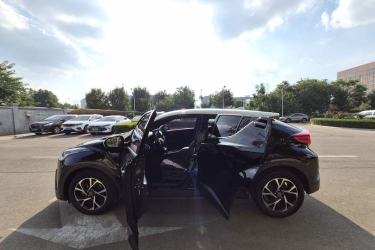 Used Toyota C-HR 2018 2.0L Leading Edition China V-standard Exterior 3