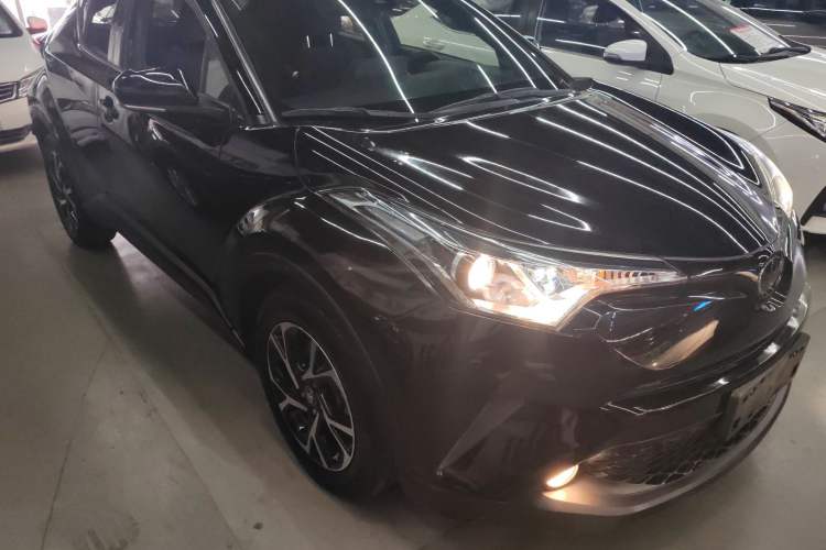 Used Toyota C-HR 2018 2.0L Leading Edition China VI Front Right 45 Deg
