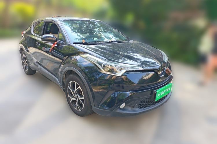 Used Toyota C-HR 2018 2.0L Leading with Sunroof China VI Standard Front Right 45 Deg