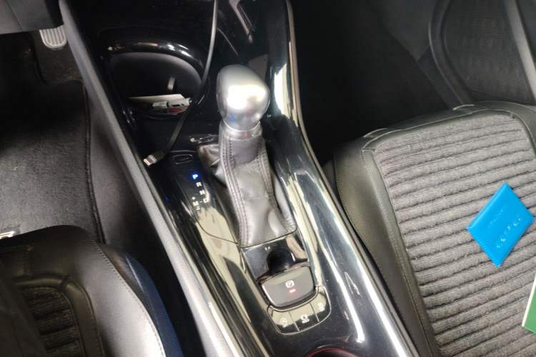 Used Toyota C-HR 2018 2.0L Luxury Sunroof Version China VI Standard Gear Lever