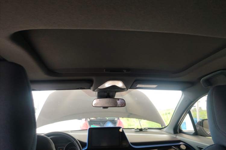 Used Toyota C-HR 2018 2.0L Luxury Sunroof Version China VI Standard Headliner