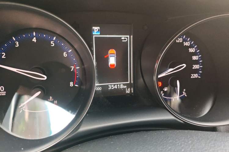 Used Toyota C-HR 2018 2.0L Leading with Sunroof China V Standard Odometer Close Up