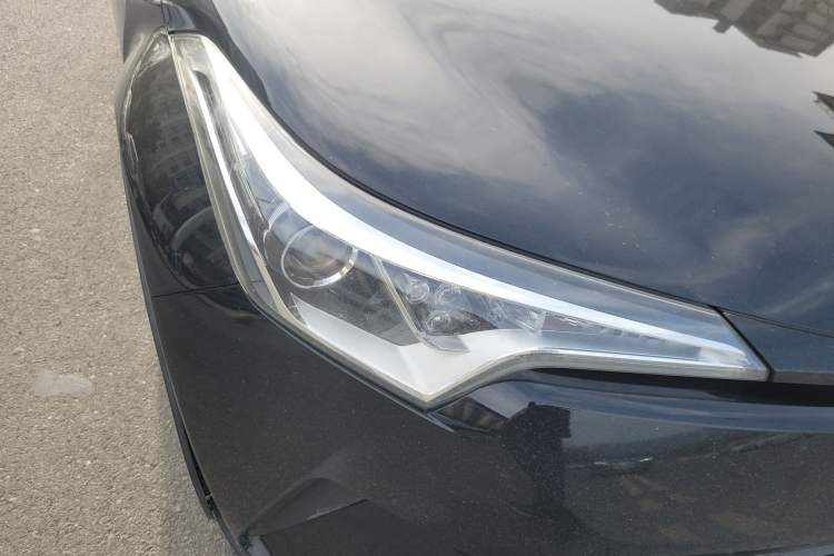 Used Toyota C-HR 2018 2.0L Leading with Sunroof China VI Standard Right Front Headlight