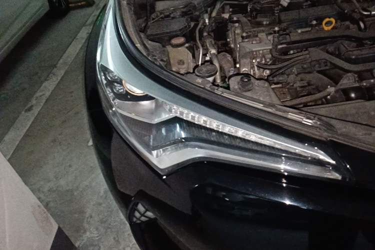 Used Toyota C-HR 2018 2.0L Luxury Sunroof Version China V Emission Standard Right Front Headlight