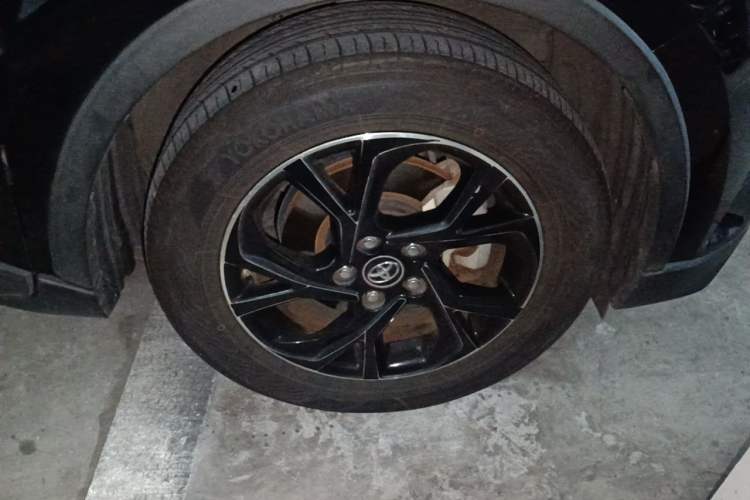 Used Toyota C-HR 2018 2.0L Luxury Sunroof Version China V Emission Standard Right Front Wheel Hub