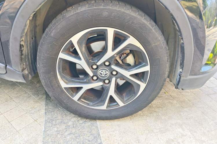 Used Toyota C-HR 2018 2.0L Leading with Sunroof China VI Standard Right Front Wheel Hub