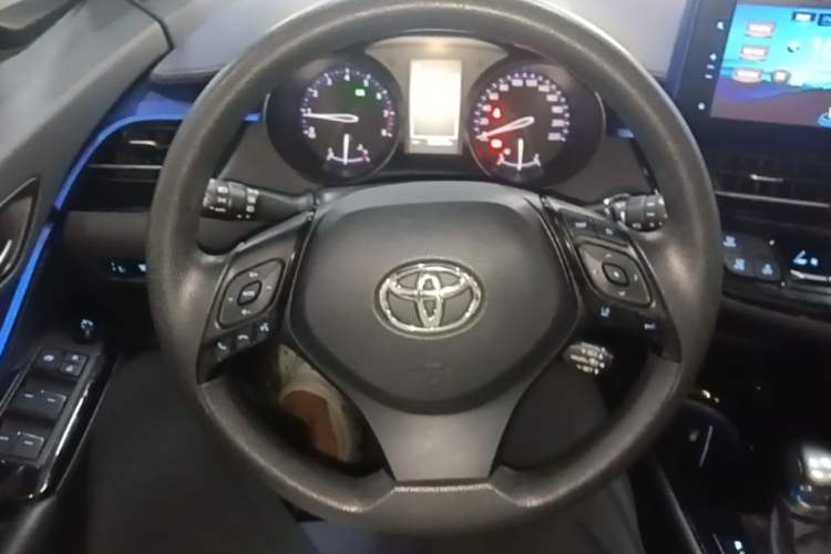 Used Toyota C-HR 2018 2.0L Leading with Sunroof China VI Standard Steering Wheel