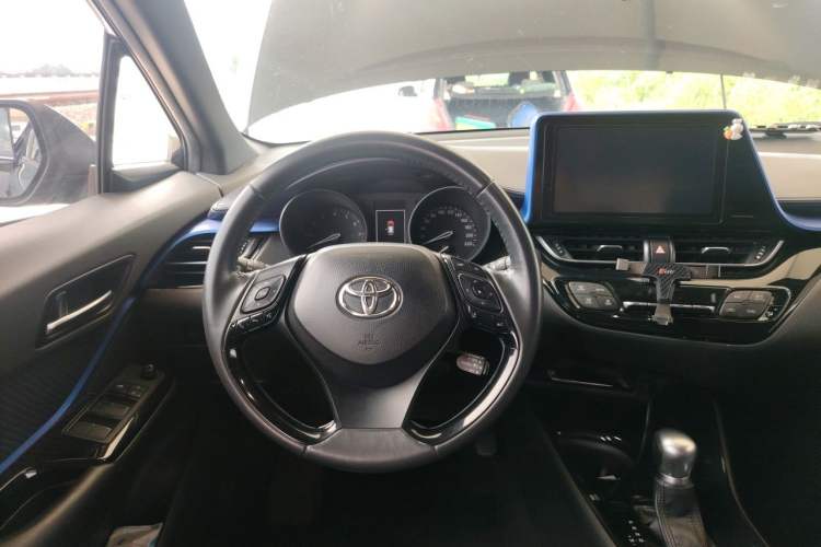 Used Toyota C-HR 2018 2.0L Luxury Sunroof Version China VI Standard Steering Wheel