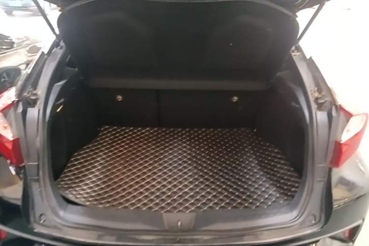 Used Toyota C-HR 2018 2.0L Leading with Sunroof China VI Standard Trunk