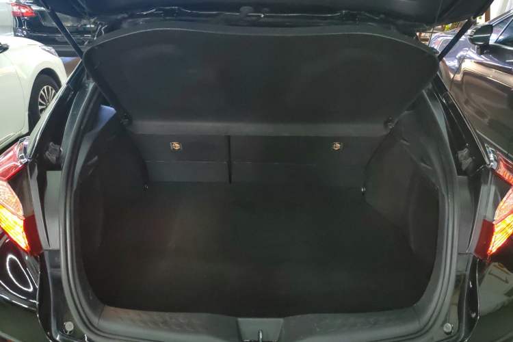 Used Toyota C-HR 2018 2.0L Leading Edition China VI Trunk