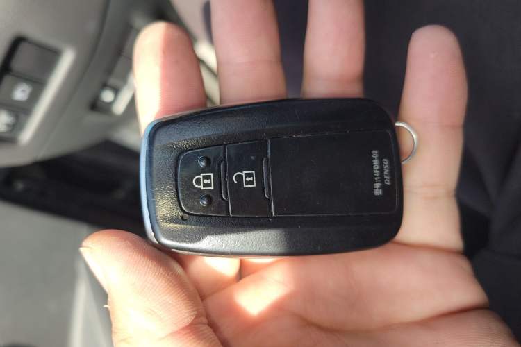 Used Toyota C-HR 2018 2.0L Leading with Sunroof China VI Standard Vehicle Key