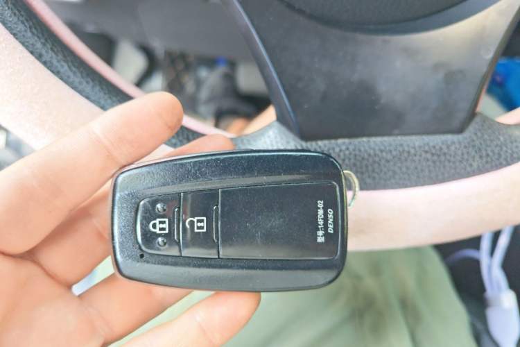 Used Toyota C-HR 2018 2.0L Leading with Sunroof China VI Standard Vehicle Key