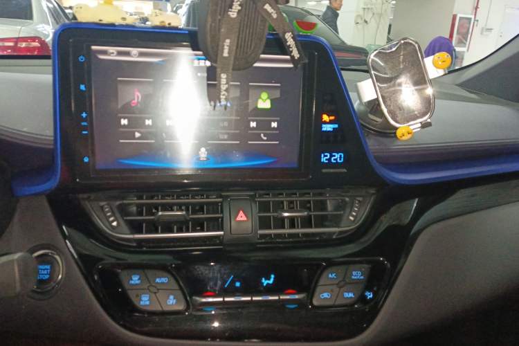 Used Toyota C-HR 2018 2.0L Luxury Sunroof Version China VI Standard Audio And AC Panel