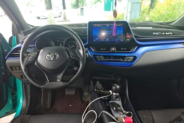 Used Toyota C-HR 2018 2.0L Luxury Sunroof Version China V Emission Standard Center Console